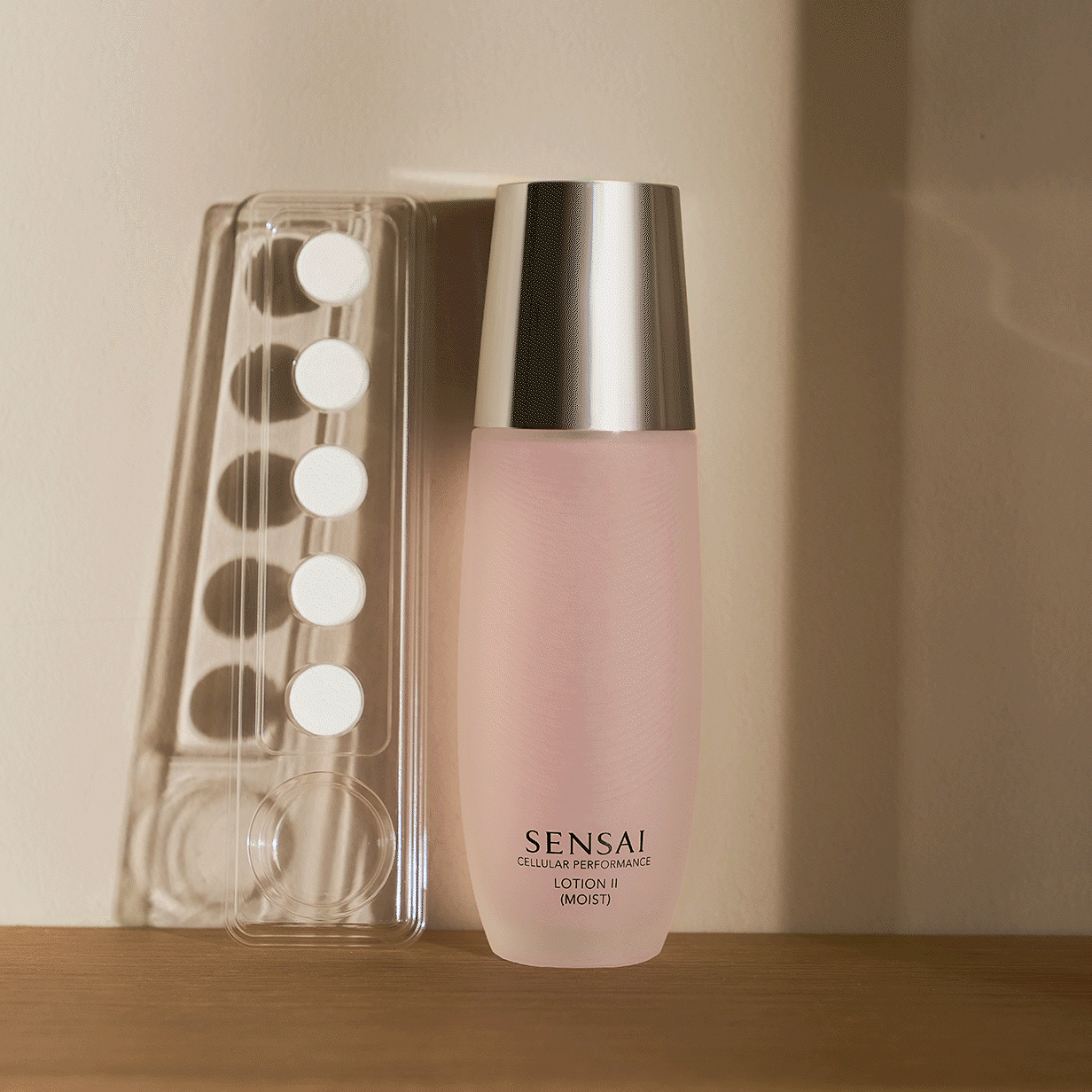 Cellular Performance Lotion 2 Moist versato su Lotion Mask Pads da una modella prima dell’applicazione